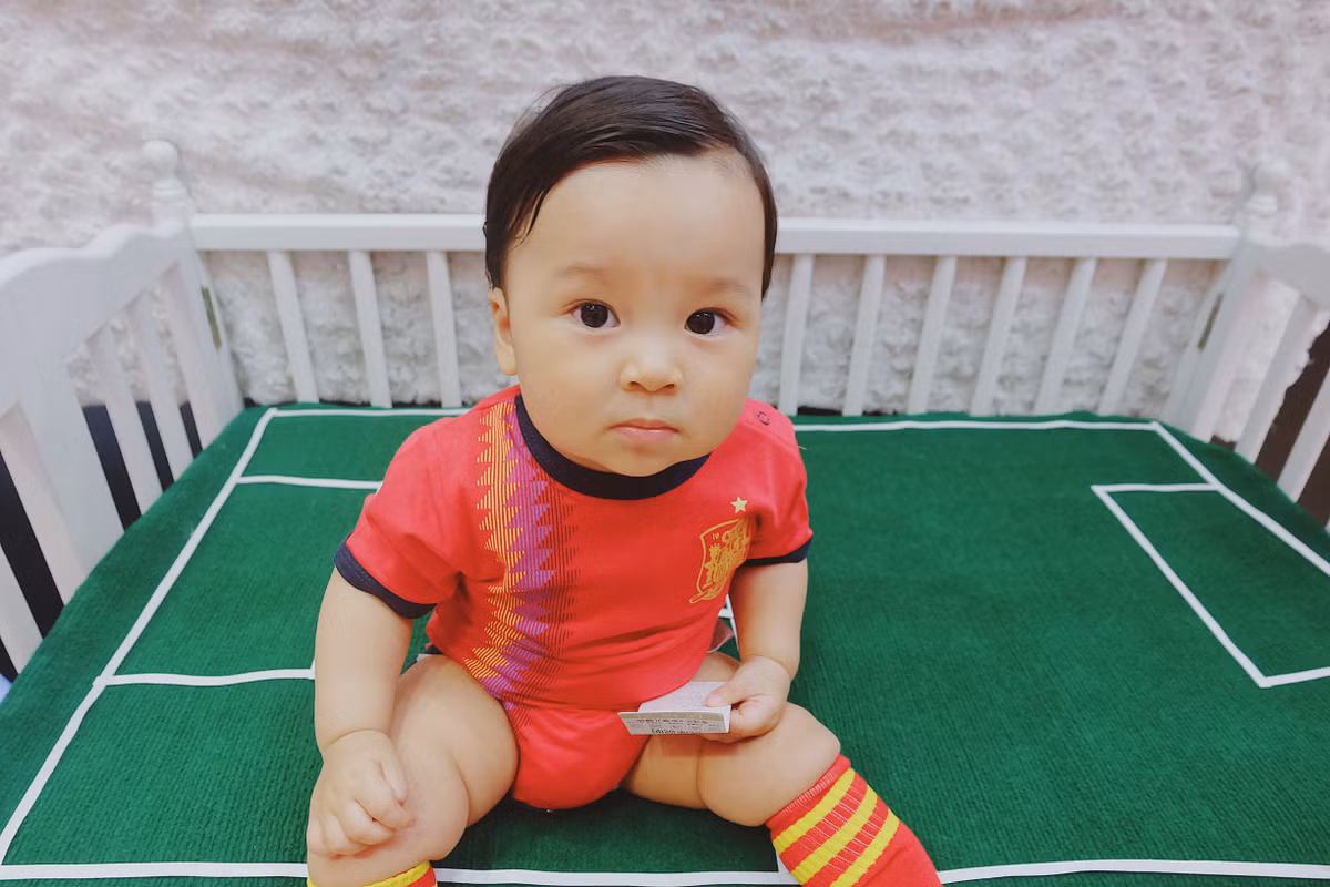 Xuất hiện trong trang phục thi đấu của các đội tuyển như Tây Ban Nha, Đức, Bồ Đào Nha hay Argentina, bé Thiên Khôi là một hiện tượng vô cùng dễ thương để cổ vũ cho mùa World Cup 2018.