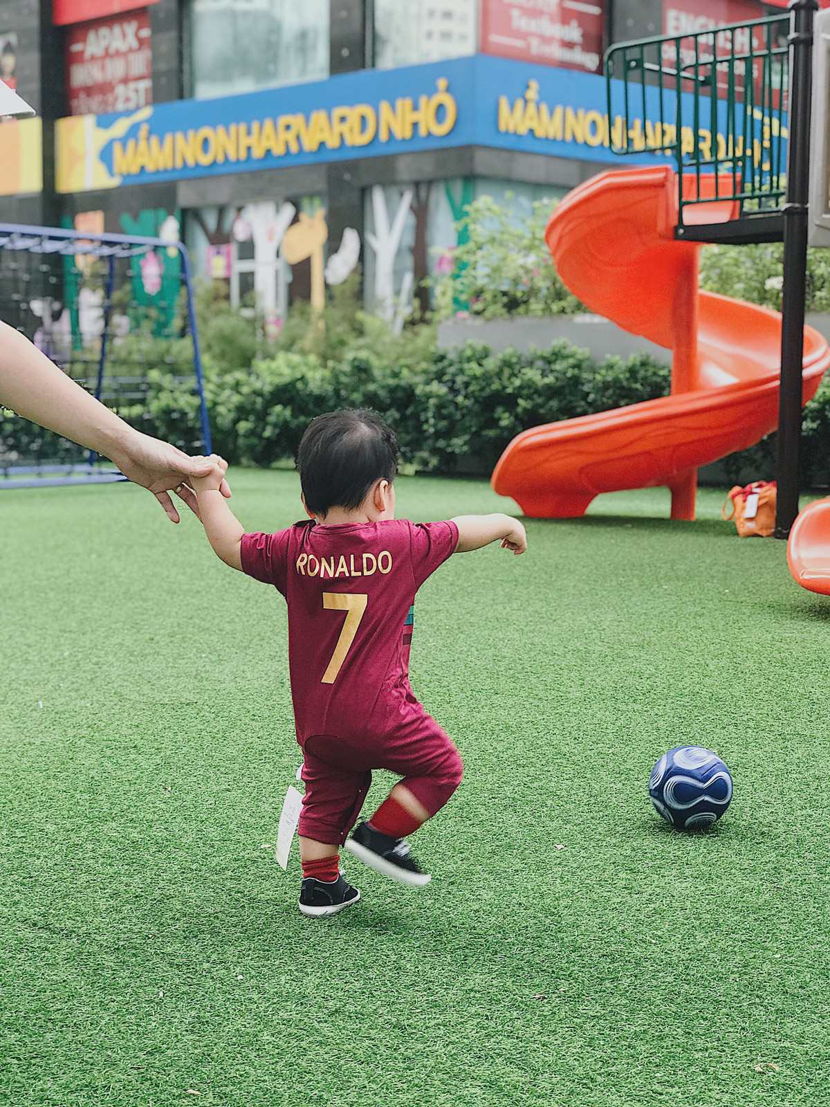 "Lúc đầu chỉ nghĩ là chụp kỉ niệm thôi nhưng mình thực sự bất ngờ khi được nhiều bạn bè trên mạng để ý tới bé đến vậy. Thực sự cảm thấy hạnh phúc xen lẫn với sự bất ngờ". Chị Hồng Nhung cho biết thêm.