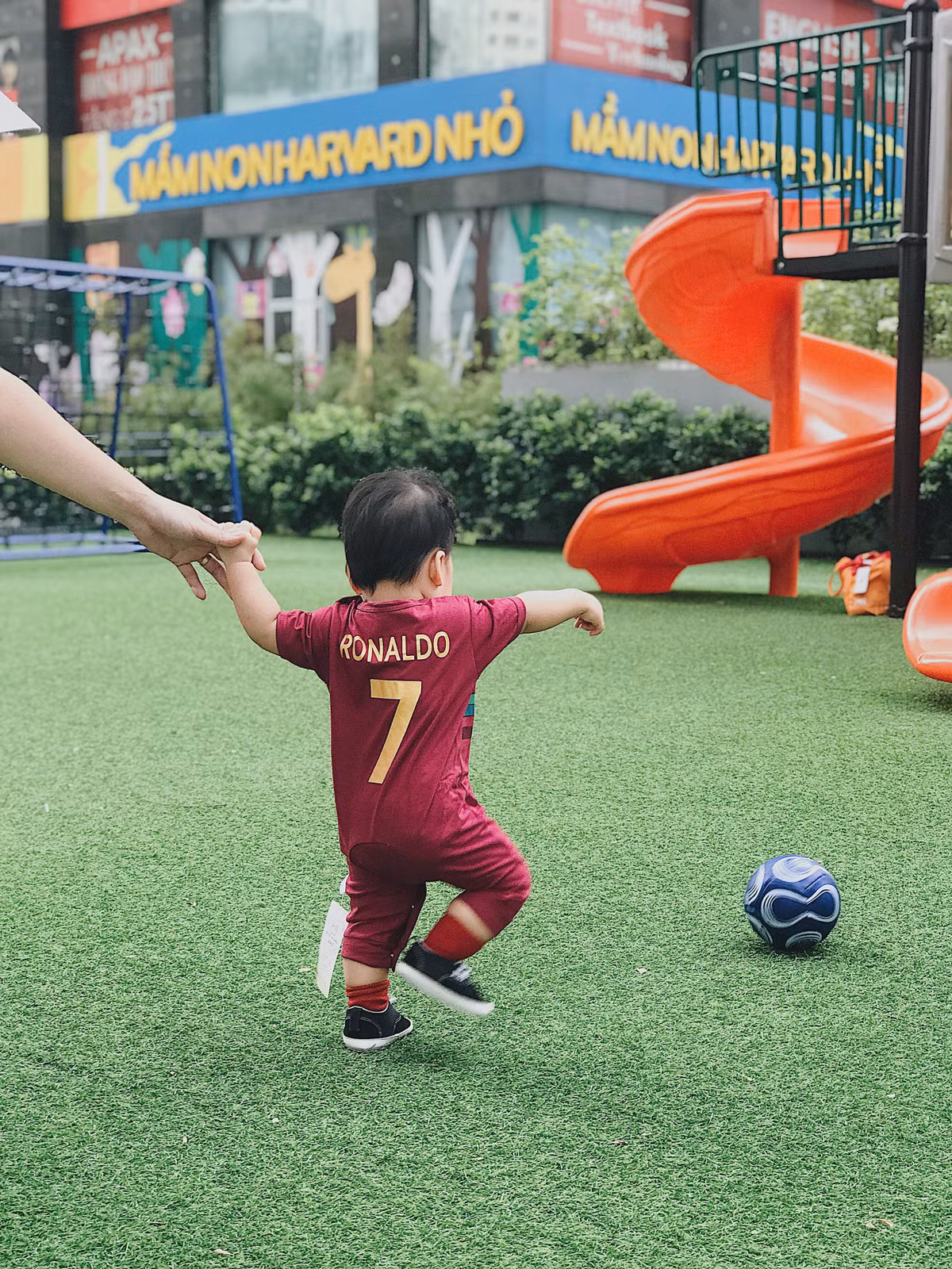 "Lúc đầu chỉ nghĩ là chụp kỉ niệm thôi nhưng mình thực sự bất ngờ khi được nhiều bạn bè trên mạng để ý tới bé đến vậy. Thực sự cảm thấy hạnh phúc xen lẫn với sự bất ngờ". Chị Hồng Nhung cho biết thêm.