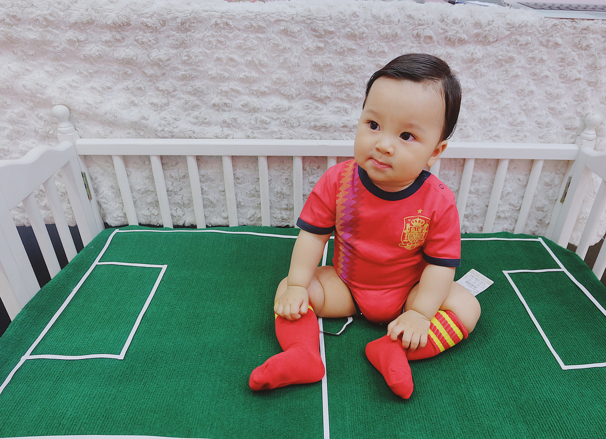 Những ngày vừa qua, trong khi World Cup đang vô cùng nóng bỏng với những trận đấu thuộc vòng knock-out thì dân mạng Việt lại thích thú với sự xuất hiện của "nhóc tỳ" hóa thân thành các siêu sao bóng đá trong những trang phục truyền thống thi đấu của các đội tuyển tiếng tăm trên thế giới.