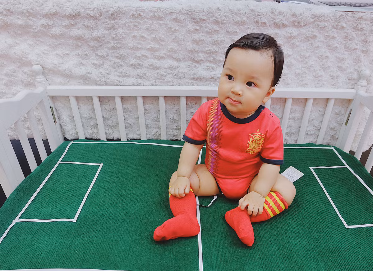 Những ngày vừa qua, trong khi World Cup đang vô cùng nóng bỏng với những trận đấu thuộc vòng knock-out thì dân mạng Việt lại thích thú với sự xuất hiện của "nhóc tỳ" hóa thân thành các siêu sao bóng đá trong những trang phục truyền thống thi đấu của các đội tuyển tiếng tăm trên thế giới.