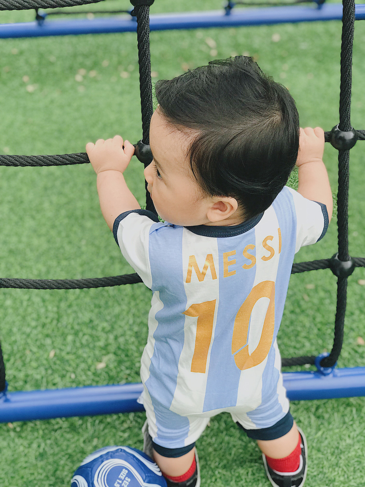 Chia sẻ về những bức ảnh của "thiên thần bé" của mình, chị Hồng Nhung bày tỏ với PV Kiến Thức: "Lúc đầu vợ chồng mình phân vân lắm, không biết chọn trang phục gì để ghi lại khoảnh khắc kỉ niệm 10 tháng của bé nhưng lại đúng vào dịp World Cup 2018 diễn ra nên cả hai vợ chồng đều quyết định đi sắm cho bé trang phục để hóa thân thành siêu sao bóng đá".