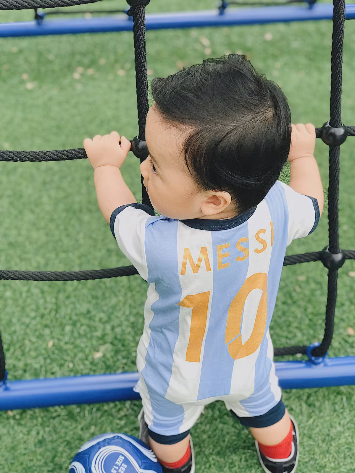 Chia sẻ về những bức ảnh của "thiên thần bé" của mình, chị Hồng Nhung bày tỏ với PV Kiến Thức: "Lúc đầu vợ chồng mình phân vân lắm, không biết chọn trang phục gì để ghi lại khoảnh khắc kỉ niệm 10 tháng của bé nhưng lại đúng vào dịp World Cup 2018 diễn ra nên cả hai vợ chồng đều quyết định đi sắm cho bé trang phục để hóa thân thành siêu sao bóng đá".