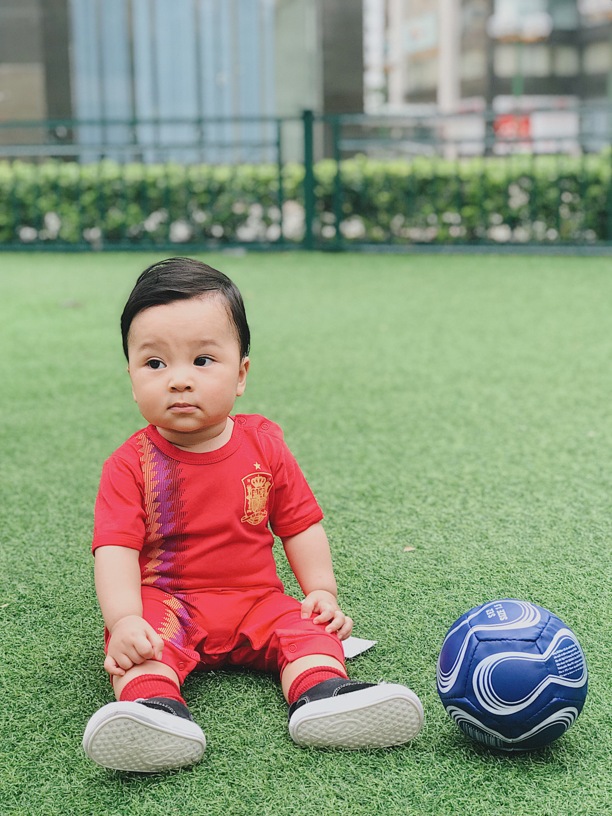 Danh tính của "nhóc tỳ" siêu đáng yêu xuất hiện trong bộ ảnh hóa thân thành siêu sao World Cup nhanh chóng được tìm ra, đó là bé Nemo tên thật của Thiên Khôi (10 tháng tuổi) hiện đang sinh sống tại Hà Nội.