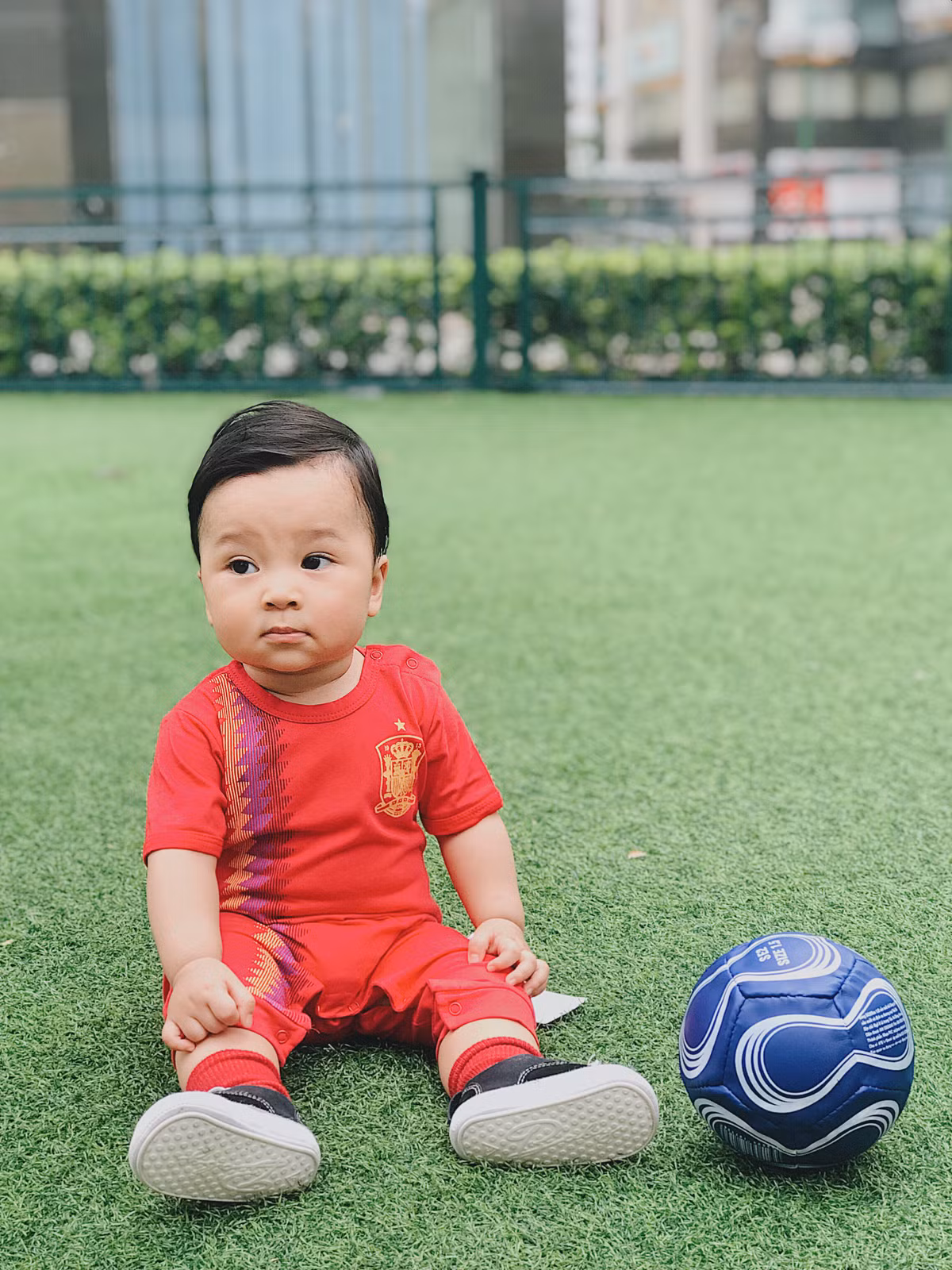 Danh tính của "nhóc tỳ" siêu đáng yêu xuất hiện trong bộ ảnh hóa thân thành siêu sao World Cup nhanh chóng được tìm ra, đó là bé Nemo tên thật của Thiên Khôi (10 tháng tuổi) hiện đang sinh sống tại Hà Nội.