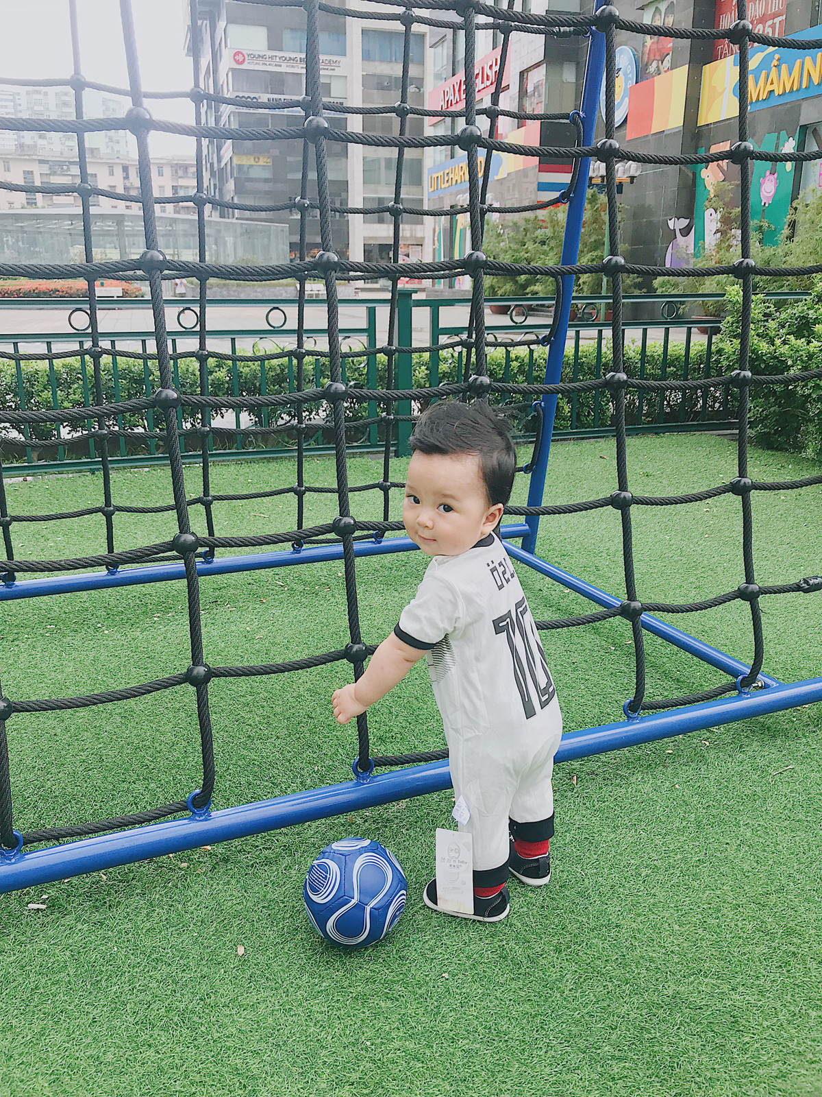 Nói về Thiên Khôi, mẹ Hồng Nhung cho biết thêm: "Trộm vía, cu cậu nhà mình khá ngoan nên hai vợ chồng đưa con đi chơi không quá vất vả. Dù mới chập chững biết đi nhưng khi được đá bóng, Thiên Khôi khá thích thú và chơi hàng giờ với bố".