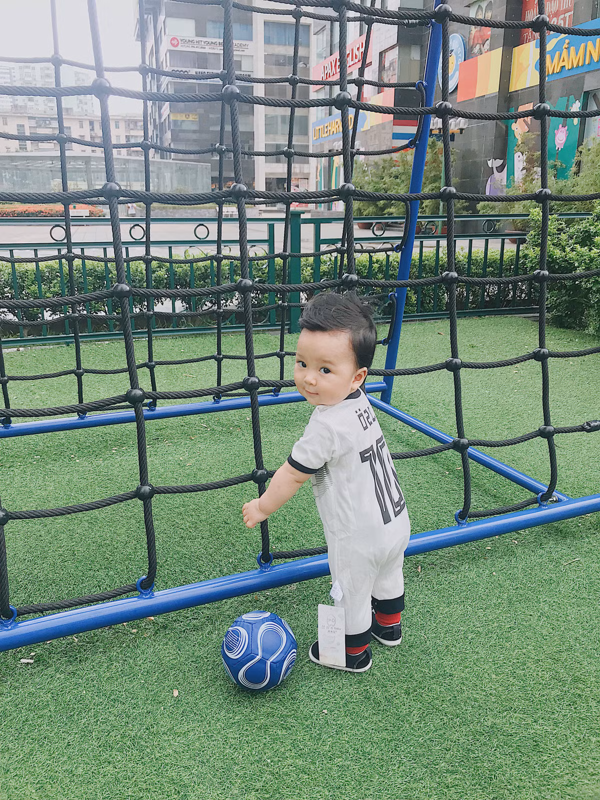 Nói về Thiên Khôi, mẹ Hồng Nhung cho biết thêm: "Trộm vía, cu cậu nhà mình khá ngoan nên hai vợ chồng đưa con đi chơi không quá vất vả. Dù mới chập chững biết đi nhưng khi được đá bóng, Thiên Khôi khá thích thú và chơi hàng giờ với bố".