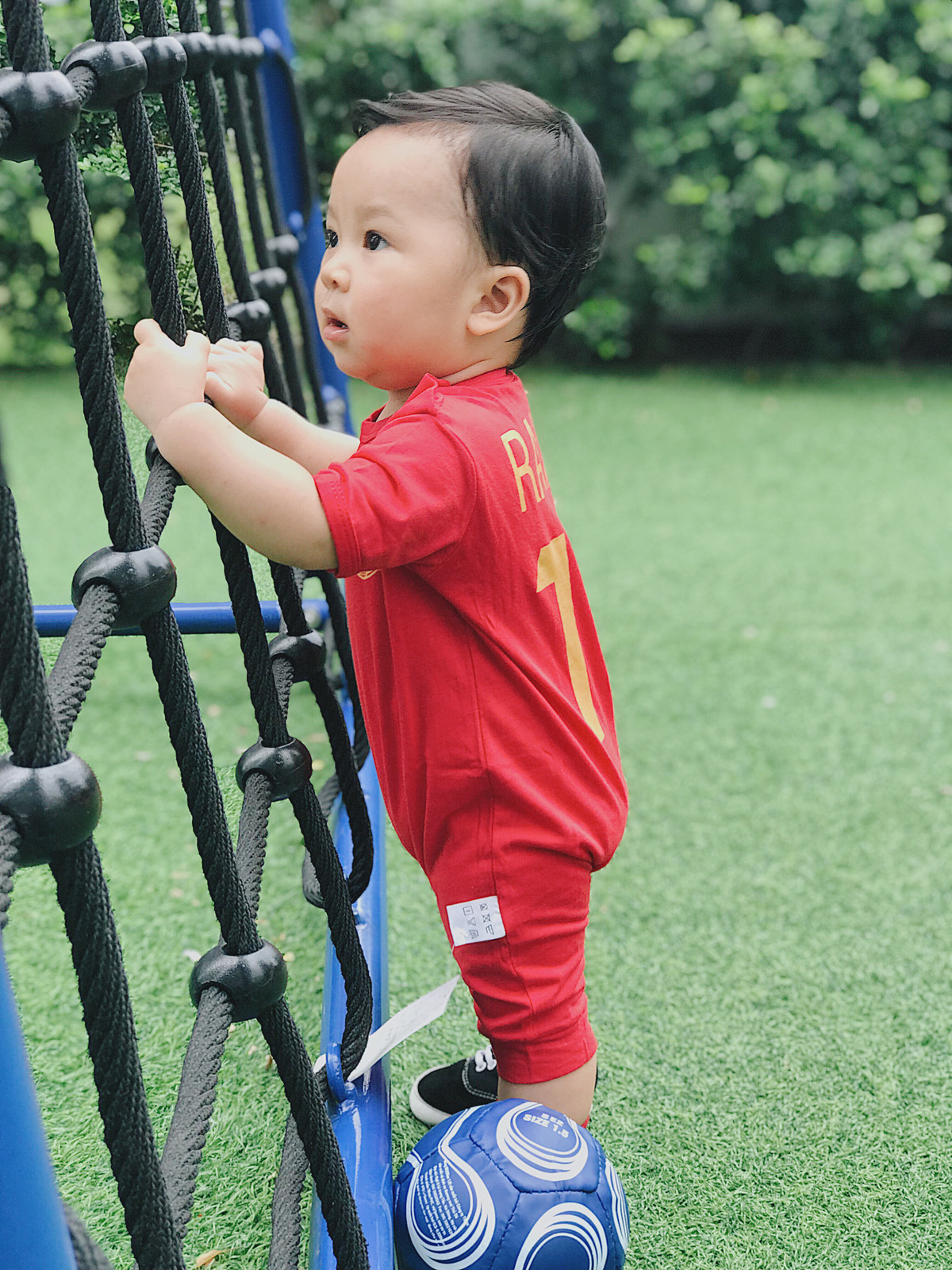 Nickname Ngân Trịnh chia sẻ: "Trộm vía, yêu quá con ơi mai sau thành cầu thủ con nhé. Bố mẹ cũng khéo quá, bắt đúng mùa World Cup để cho con lên sóng".