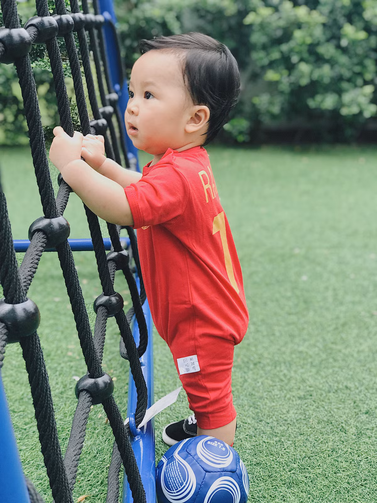 Nickname Ngân Trịnh chia sẻ: "Trộm vía, yêu quá con ơi mai sau thành cầu thủ con nhé. Bố mẹ cũng khéo quá, bắt đúng mùa World Cup để cho con lên sóng".