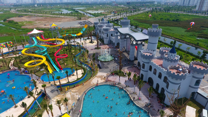 Đây là khu công viên nước được đầu tư đồng bộ hiện đại theo tiêu chuẩn Châu Âu. Phía bên ngoài được thiết kế như tường thành của tòa lâu đài gây ấn tượng từ đằng xa.