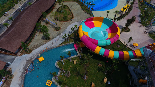 Theo chia sẻ của ban quản lý, Công viên nước Thanh Hà có 9 hạng mục trò chơi mạo hiểm, tốc độ như đường trượt 4 làn, đường trượt xoắn ốc, vòng xoáy khổng lồ, sông lười, hố đen vũ trụ, máng trượt, khu tạo sóng nhân tạo…