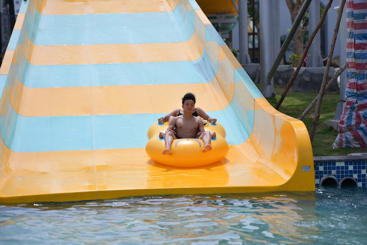 Giá vé thông thường Công viên nước Thanh Hà, đối với người lớn, giá vé trung bình từ 140.000-170.000đ/người, giá vé trẻ em từ 110.000-140.000đ/người tùy vào ngày và giờ cụ thể.