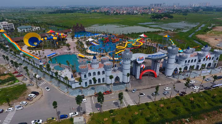 Ngày 10/6 quần thể công viên nước, bể bơi bốn mùa và nhà thi đấu đa năng lớn nhất thủ đô nằm trong khu đô thị Thanh Hà, Mường Thanh, Hà Đông chính thức mở cửa đón du khách. Nơi này nằm về phía ngoại thành Tây Nam Hà Nội, trên trục đường kết nối với 4 quận huyện thành phố.