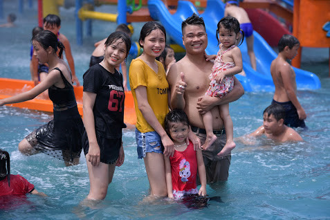 Cảm giác mát mẻ ập tới ngay lập tức, dường như đối lập với khung cảnh nắng nóng gay gắt bên ngoài, bước vào Công viên nước Thanh Hà, mọi thứ sẽ được xua tan đi.