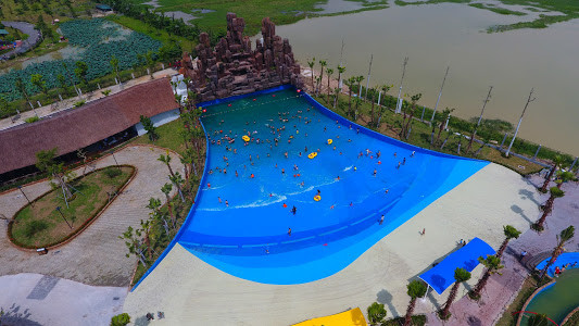 Ngoài các trò chơi dưới nước còn có các khu vui chơi trên cạn phù hợp với mọi lứa tuổi như khu vui chơi dành cho các gia đình.