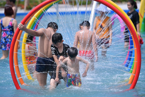 Trong ngày khai trương đầu tiên, công viên nước Thanh Hà bắt đầu bán vé vào cửa. Nhân dịp khai trương, BTC quyết định giảm 50% giá vé với mọi du khách tới tận hưởng, trải nghiệm các trò chơi tại công viên.