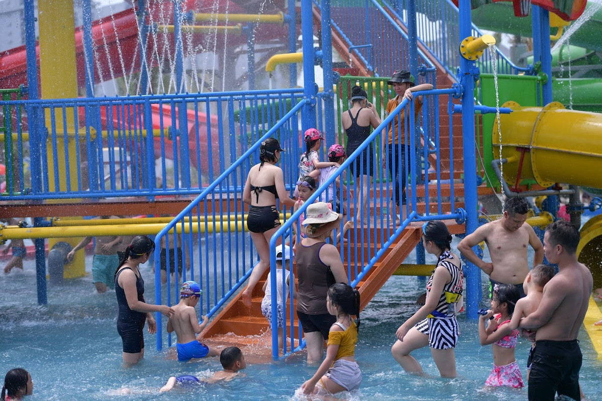 Nhiều người dân chia sẻ, họ rất hài lòng với những trò chơi mạo hiểm, bể bơi trong khuôn viên công viên nước. Đây được đánh giá là điểm vui chơi, giải trí an toàn, lý tưởng và hấp dẫn cho các gia đình trong mùa hè này.