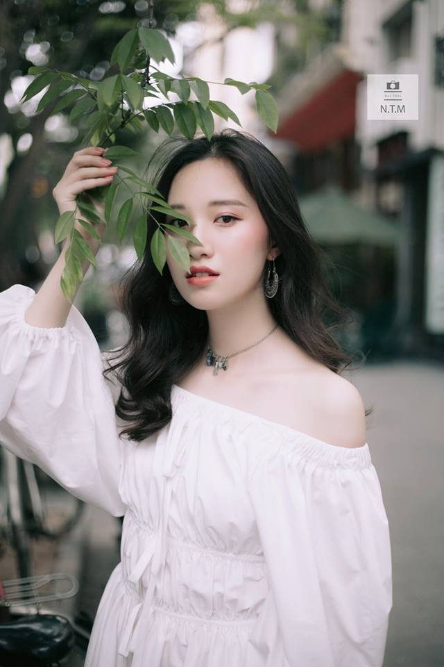 Phù hợp với guu thời trang "bánh bèo" vậy nên thần thái của Ngọc Anh trong mỗi bức ảnh đều toát lên vẻ trong trắng, tinh khôi đến lạ thường.