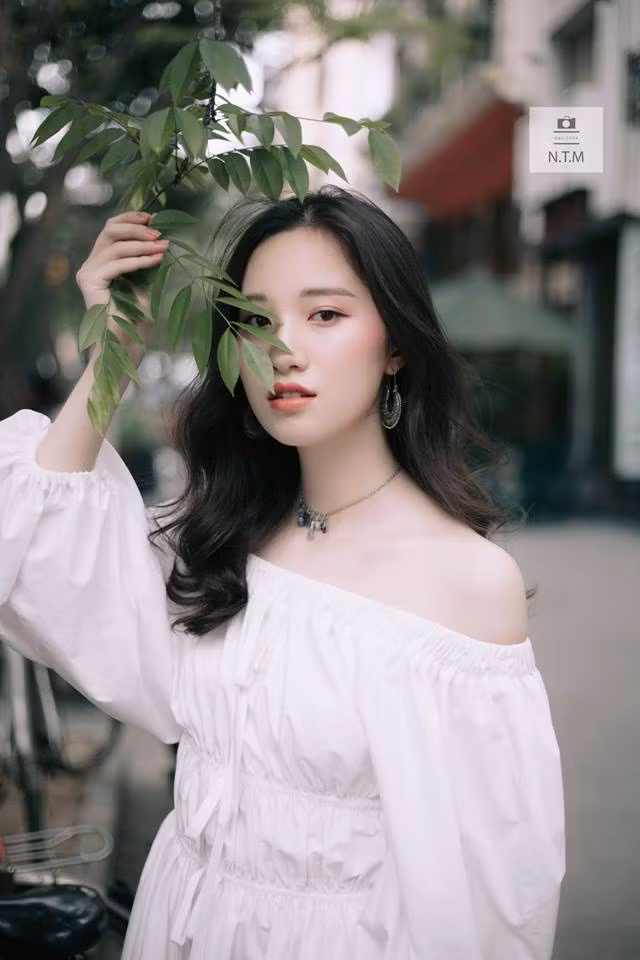 Phù hợp với guu thời trang "bánh bèo" vậy nên thần thái của Ngọc Anh trong mỗi bức ảnh đều toát lên vẻ trong trắng, tinh khôi đến lạ thường.