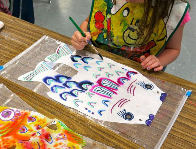 Người ta thường treo Koinobori vào những ngày nắng có gió bởi trời mưa sẽ khiến màu vẽ bị loang ra.