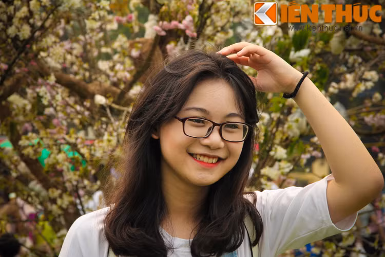 Không phải là một cây hoa Anh Đào nguyên vẹn mà cây tại lễ hội được BTC ghép từ những cánh hoa rời rạc.