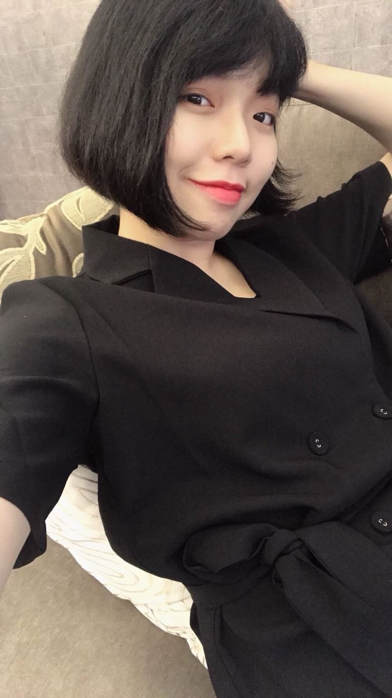 Khi còn học cấp 2, A Ly sở hữu một ngoại hình khá mũm mĩm, da dẻ đen nhẻm, tóc tai thì đúng theo style mũ bảo hiểm. Thời điểm đó, cô bạn này không mấy để ý đến ngoại hình của mình, cô bạn chỉ có một sở thích duy nhất là ăn, ăn và ăn.