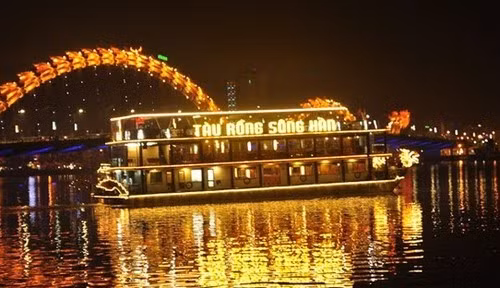 Du thuyền dọc sông Hàn ngắm Đà Nẵng về đêm: Du thuyền sông Hàn là 1 điểm hấp dẫn cho du khách khi muốn ngắm Đà Nẵng về đêm. Du thuyền phục vụ ăn uống đi kèm, vì vậy bạn sẽ cần đặt ăn để tham dự chuyến du lịch buổi tối. Tàu Rồng sông Hàn được tổ chức hằng đêm với 2 chuyến, từ 18h đến 19h30 và từ 20h đến 21h30, đưa du khách ngắm cầu Sông Hàn về đêm, cầu Rồng phun lửa và phun nước, thưởng thức không gian sinh hoạt cộng đồng dọc đường Bạch Đằng.