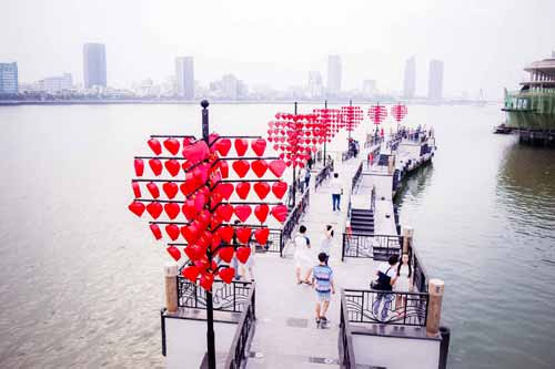 Cầu tình Yêu: Đây là một biểu tượng mới của thành phố Đà Nẵng. Tới cầu tình yêu bạn có thể mua khóa, hoặc chuẩn bị khóa trước để gắn vào bến cầu cảng, chụp ảnh cùng biểu tượng Cá Chép Hóa Rồng. Nếu tới đây vào cuối tuần bạn có thể đứng từ đây để xem Rồng phun lửa từ cầu Rồng. Hóng gió bờ sông và thư giãn với những cây kem yêu thích.