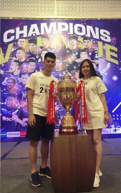 Đình Trọng đã có khoảng thời gian 4 năm hẹn hò cùng bạn gái xinh đẹp của mình. Cô nàng cũng là bạn gái cầu thủ đội tuyển Việt Nam kín tiếng nhất MXH.