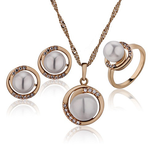 Bất cứ phái yếu nào, từ những cô nàng nữ tính đến những bạn nữ cá tính đều thích những món nữ trang. Vì vậy để chọn quà 8/3 là đồ trang sức cho bạn gái làm việc văn phòng, bạn cần phải quan tâm đến tính cách và sở thích của đối phương.