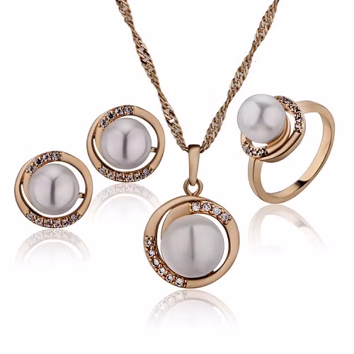 Bất cứ phái yếu nào, từ những cô nàng nữ tính đến những bạn nữ cá tính đều thích những món nữ trang. Vì vậy để chọn quà 8/3 là đồ trang sức cho bạn gái làm việc văn phòng, bạn cần phải quan tâm đến tính cách và sở thích của đối phương.