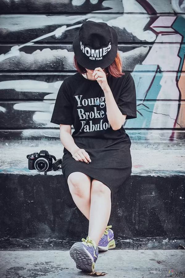 Không cần thể hiện quá nhiều biểu cảm khuôn mặt, nhưng bạn đã có một bức ảnh "diễn sâu" bắt kịp trào lưu mới.