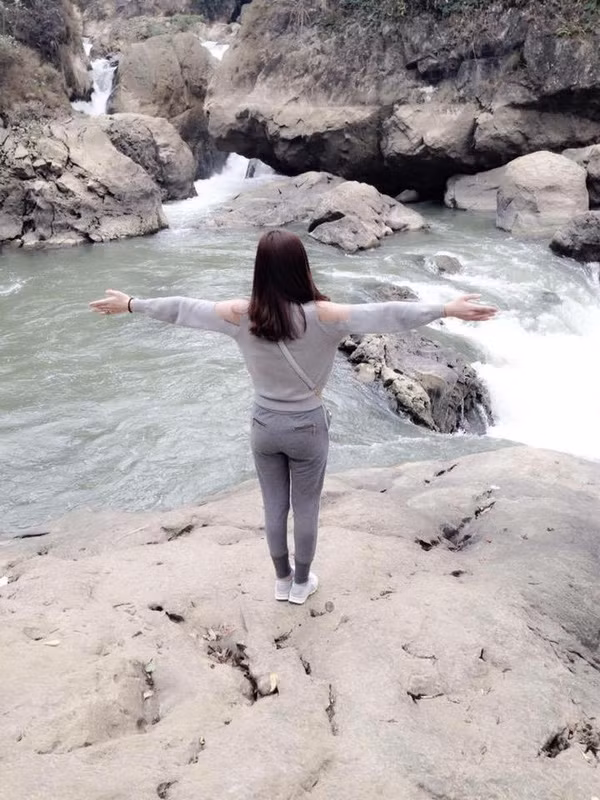 Đứng trên đá gập ghềnh nhưng muốn ảnh đẹp thì phải diễn.