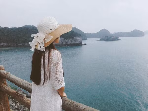 "Chờ người nơi ấy mà chờ hoài không thấy" một bức ảnh của một dân mạng bị cho cư dân mạng trêu chọc là sống ảo.