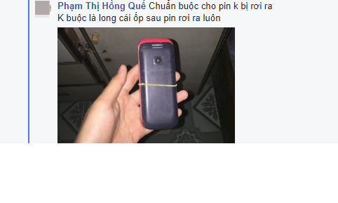 Nhiều dân mạng còn khoe ảnh chiếc điện thoại phải buộc chun để cho thân máy và pin được liền khối với nhau nhưng thời đó, có điện thoại là quý rồi chứ chưa nói tới hình thức.