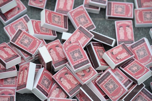 Những bao diêm được "nhân vật cổ tích" phiên bản xứ Trung bày trên phố xung quanh nơi mình ngồi.