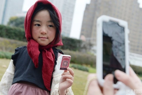 Hình ảnh cô bé bán diêm chỉ là một phần nhỏ trong chuỗi hoạt động của tổ chức từ thiện Tủ đồ yêu thương, chuyên hỗ trợ quần áo cho trẻ em vùng núi, giúp các em chống chọi lại cái lạnh khắc nghiệt.