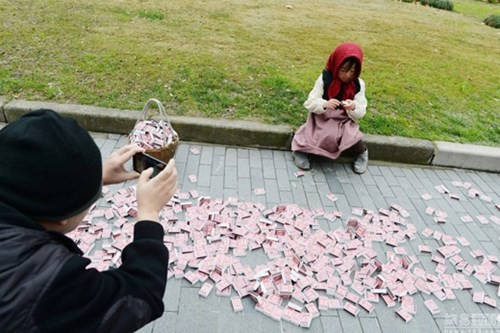 Rất nhiều người đã dừng lại, để hỏi han hoàn cảnh và để chụp ảnh cô bé bán diêm xinh xắn và đáng thương này.