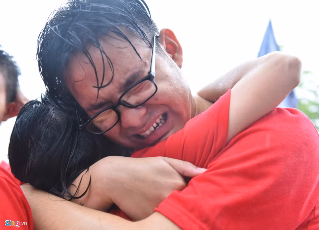 Những cô cậu học trò ôm lấy nhau khóc nức nở.