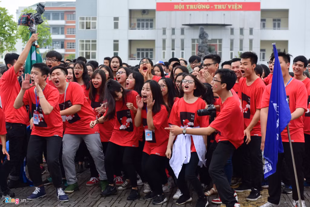 Hoc sinh om nhau khoc chia tay tuoi hoc tro