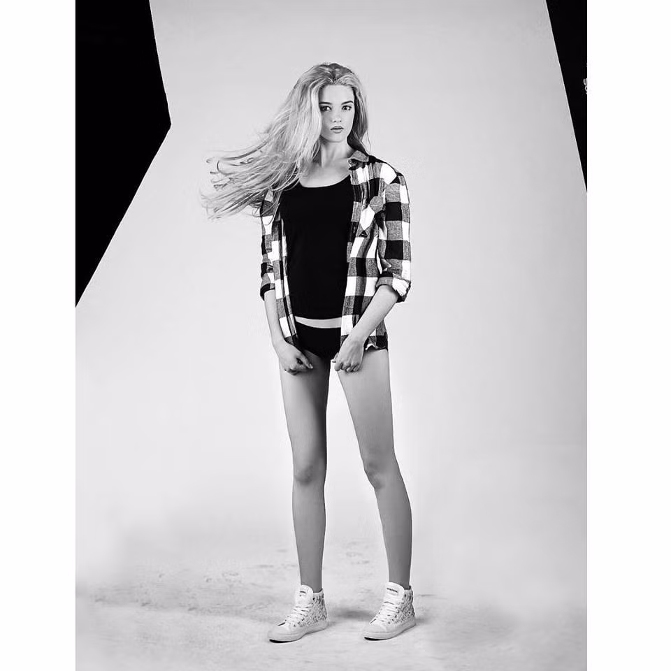 Người đẹp có nhan sắc cổ điển mà chúng ta thường thấy trong các bức họa.