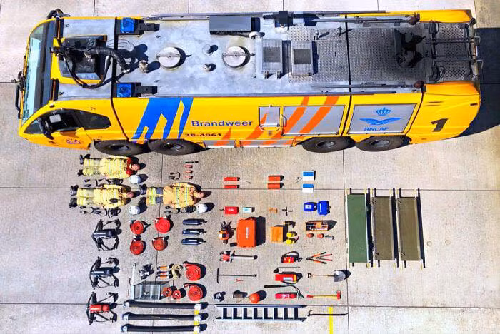 Từng dụng cụ cứu hỏa được các nhân viên sắp xếp chỉnh tể rồi sao đó chụp ảnh cực đẹp.