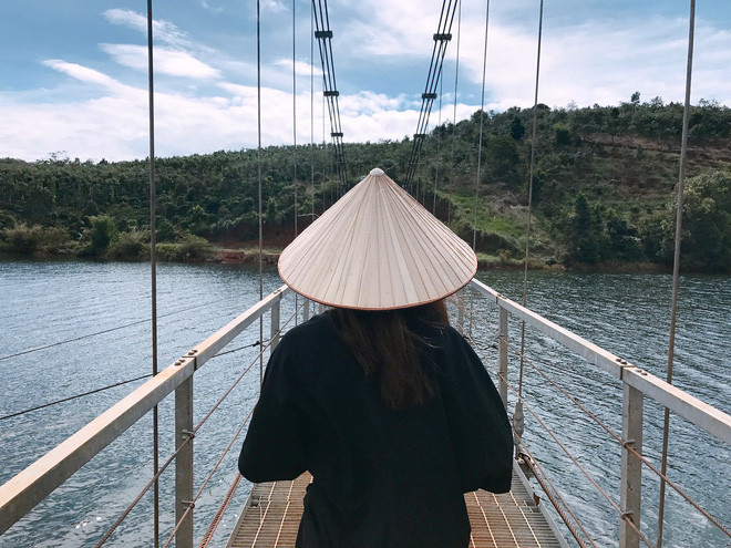 Nói thêm về quyết định chọn nón là của mình Hồng Ngọc chia sẻ thêm: "Mỗi khi đi đến một vùng đất mới công tác, thực hiện chương trình, Ngọc lại chọn cho mình một góc để ghi lại hình ảnh với nón lá với phong cách riêng. Dần dần Ngọc có được nhiều bức ảnh với nón lá ở nhiều nơi trên Việt Nam. Ngọc thấy nó khá ý nghĩa vừa truyền tải được vẻ đẹp của những vùng đất đi qua, tôn vinh đậm nét biểu tượng của Việt Nam".