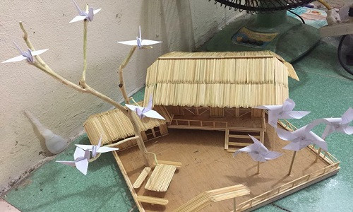 Câu trả lời không thể ngắn gọn và “phũ phàng” hơn đã khiến S.N phải lên mạng xã hội xin lời khuyên có nên tháo dỡ nhà tăm handmade. Ngay lập tức dân mạng bùng lên cuộc tranh luận quanh câu chuyện “dở khóc, dở cười” của S.N. “2018 đến nơi rồi, còn làm nhà tăm hả bạn ơi”, “Thôi dỡ nhà đi, lấy tăm xỉa cũng được”, “Anh rất tốt, nhưng em rất tiếc, thôi S.N ơi, cất quà đó đi làm bài học xương máu”… là những bình luận dí dỏm mà dân mạng dành cho anh chàng.