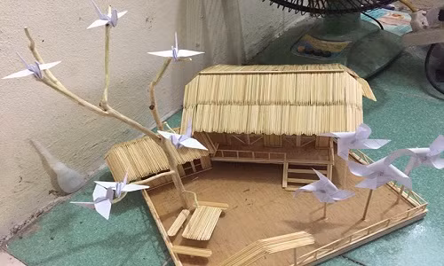 Câu trả lời không thể ngắn gọn và “phũ phàng” hơn đã khiến S.N phải lên mạng xã hội xin lời khuyên có nên tháo dỡ nhà tăm handmade. Ngay lập tức dân mạng bùng lên cuộc tranh luận quanh câu chuyện “dở khóc, dở cười” của S.N. “2018 đến nơi rồi, còn làm nhà tăm hả bạn ơi”, “Thôi dỡ nhà đi, lấy tăm xỉa cũng được”, “Anh rất tốt, nhưng em rất tiếc, thôi S.N ơi, cất quà đó đi làm bài học xương máu”… là những bình luận dí dỏm mà dân mạng dành cho anh chàng.