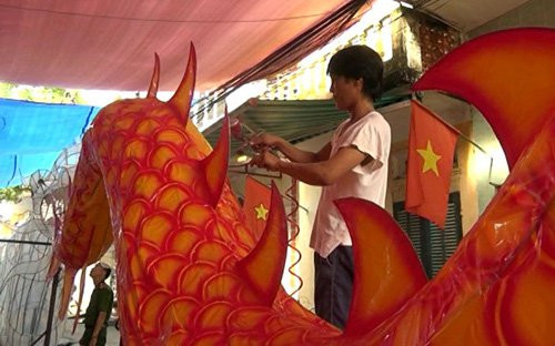 Trong ảnh là mô hình đôi rồng khổng lồ cho lễ hội dài hơn 20 mét với chi phí gần 50 triệu đồng của người dân tổ dân phố 12, phường Tân Quang, thành phố Tuyên Quang.