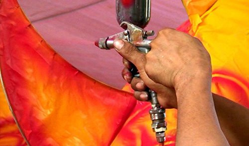 Rồng được phủ một lớp sơn sặc sỡ bên ngoài.