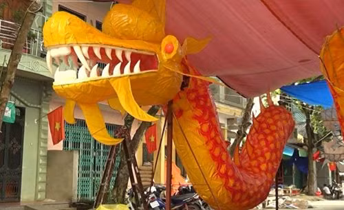 Phần đầu của một con rồng đã hoàn thiện đang chờ lắp ghép vào phần thân.