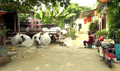 Không khí làm mô hình đèn rước trung thu cho lễ hội thành Tuyên ở thôn An Hòa 1, xã An Tường, TP.Tuyên Quang đang diễn ra hết sức nhộn nhịp.