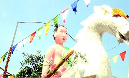 Thánh Gióng uy nghi, cưỡi ngựa, tay cầm thân tre. Mô hình lấy ý tưởng từ truyền thuyết Thánh Gióng đánh giặc bảo vệ bờ cõi.